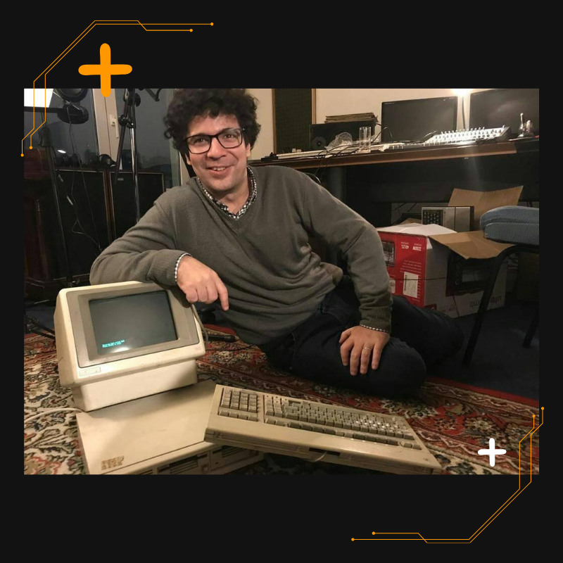 Charlie Martínez con una computadora muy antigua (HP 105).
